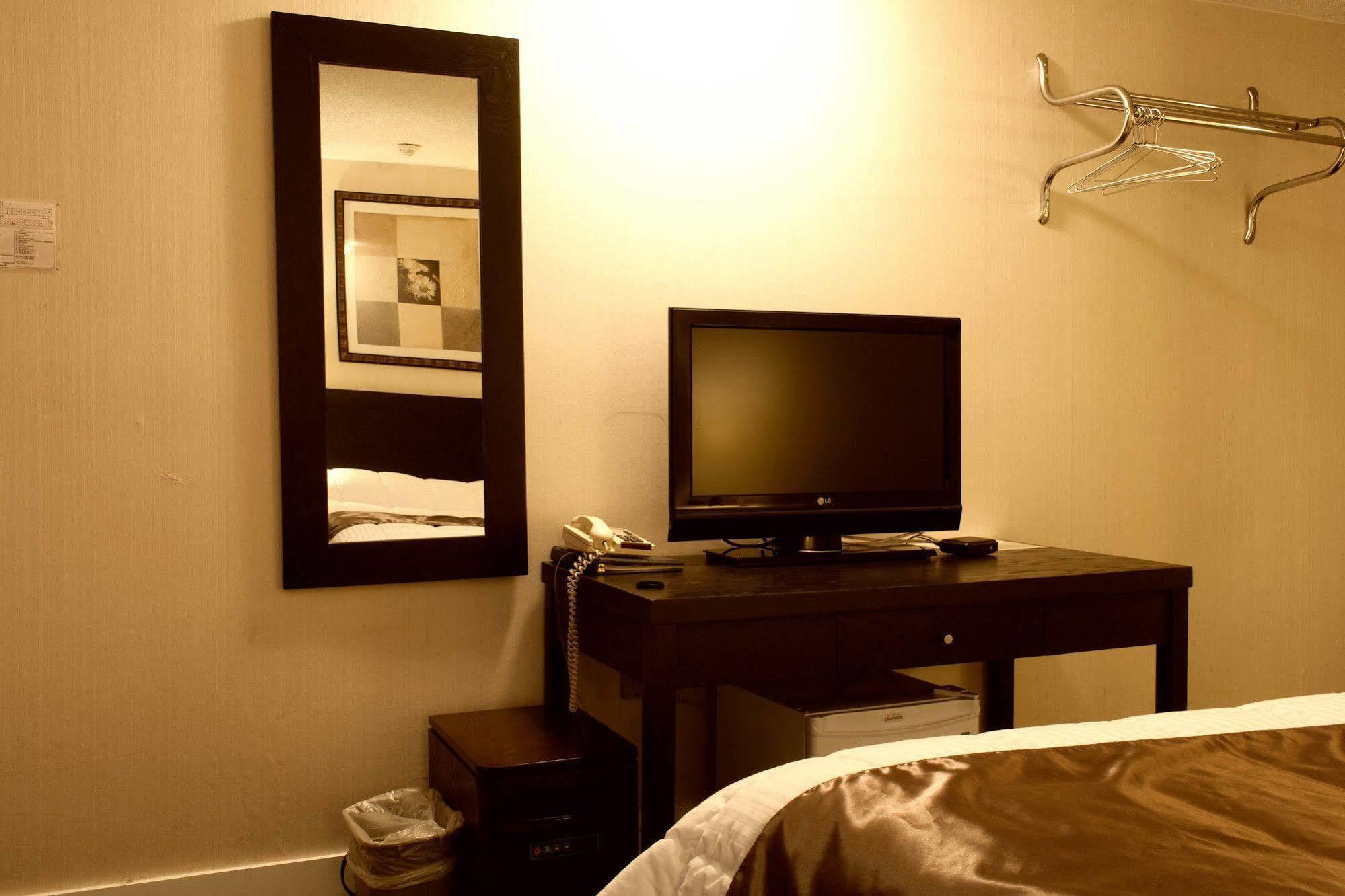 Hotel Moncton Bagian luar foto